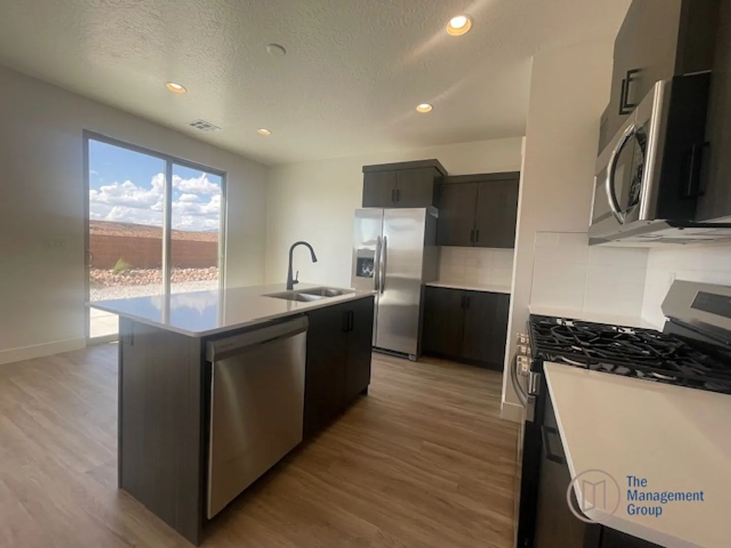 4 Bedroom Desert Providence — Photo 3