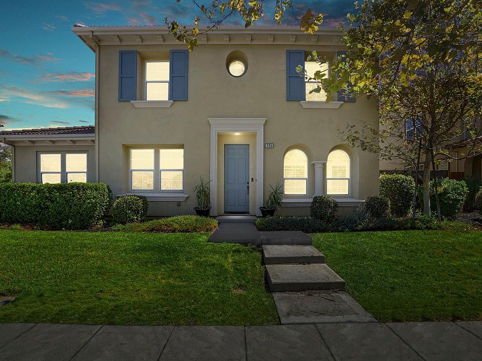 1st image of 745 W Questa Trl