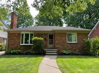 879 Saint Clair St, Grosse Pointe, MI 48230
