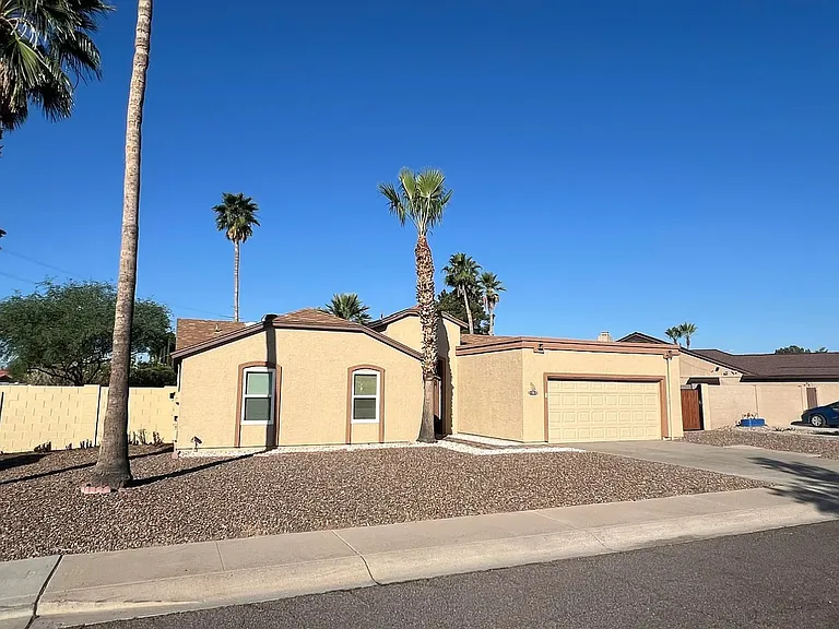 1321 E Morrow Dr — Photo 1