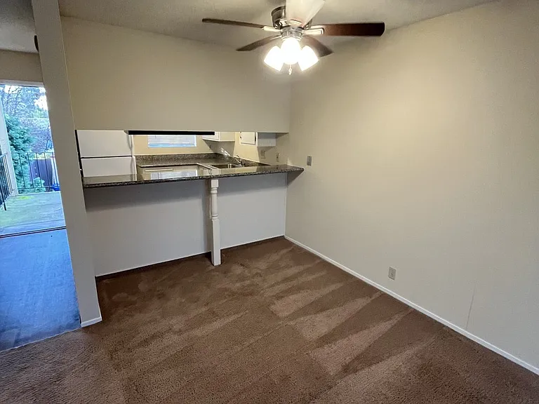 105 Rule Ct — Photo 6