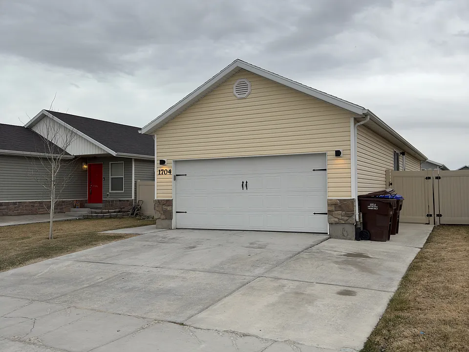 1704 E Tumwater Ln