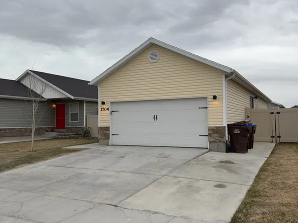 1704 E Tumwater Ln, Eagle Mountain, UT 84005