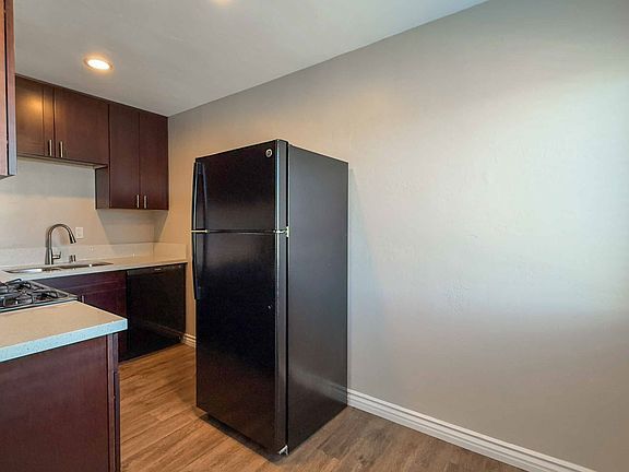 3rd image of 4153-4159 Euclid Ave #4159-5