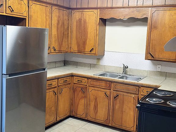 3rd image of 2524 W B St