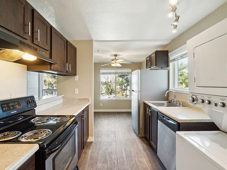 Spinnaker Apartments — Photo 11