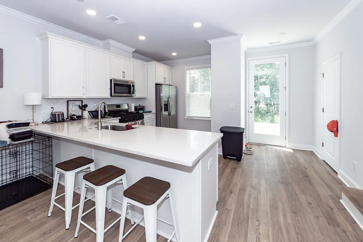 2 bed, 2.5 bath, 1304 sqft, $2,185 — Photo 2