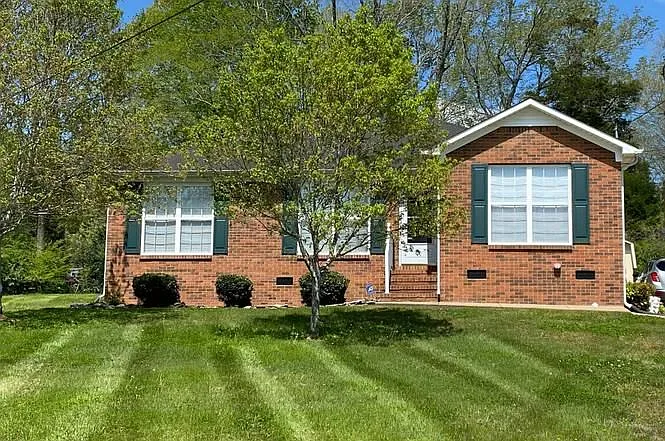 828 Mulberry Dr — Photo 2