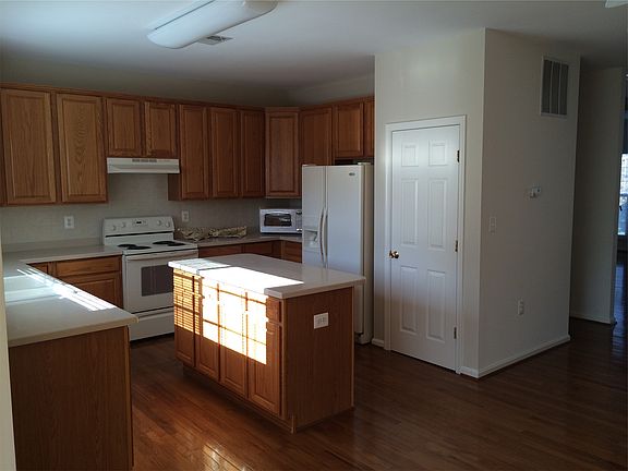 KITCHEN W/ISLAND
