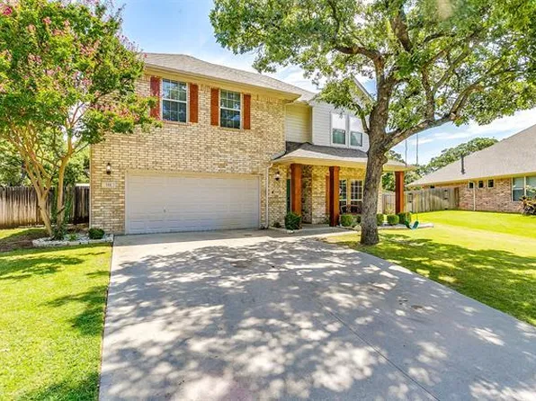 705 Twin Oaks Ct, Burleson, TX 76028