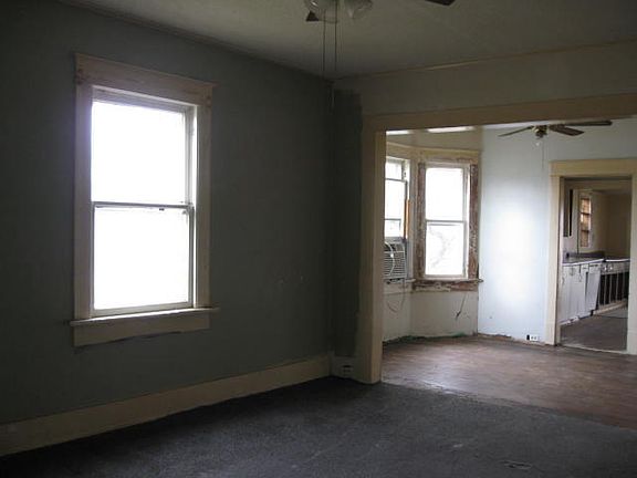 4th image of 219 E Lincoln St