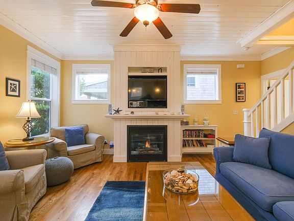 3rd image of 2703 SW Beach Ave