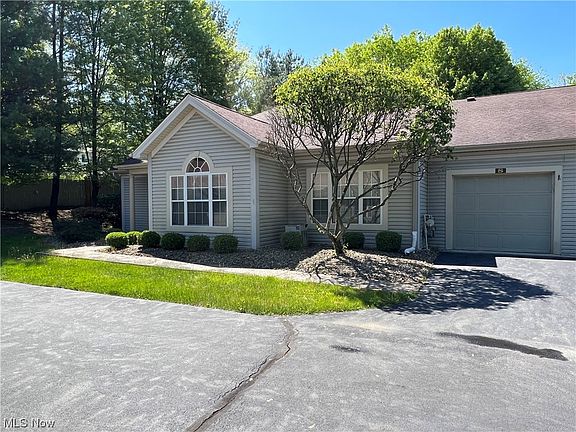 3rd image of 8 Woodland Chase Blvd