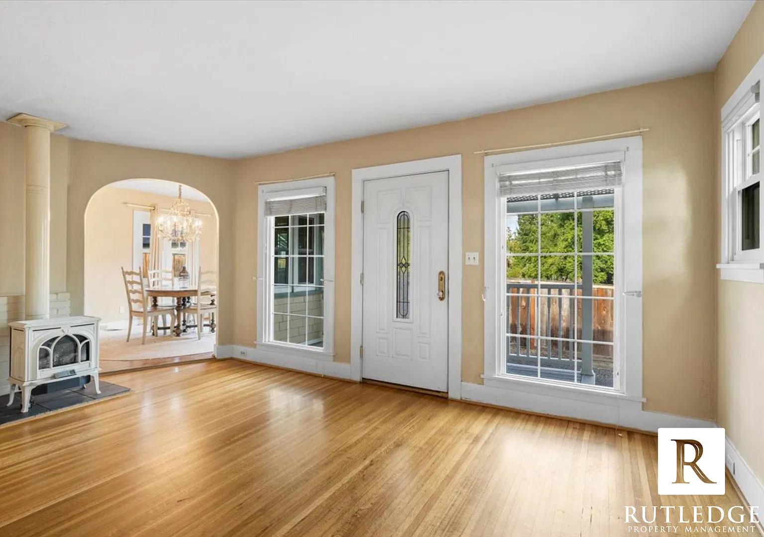 Beautiful 3 bedroom home in Talent! — Photo 2