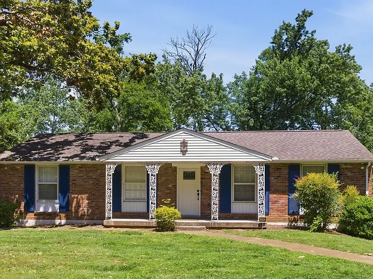 340 Lynn Dr — Photo 1