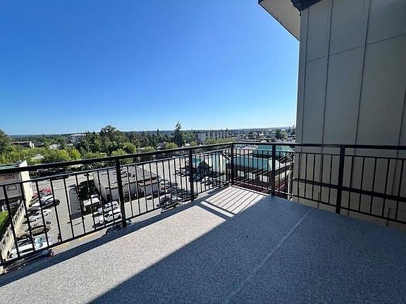 4th image of 22633 Selkirk Ave #604
