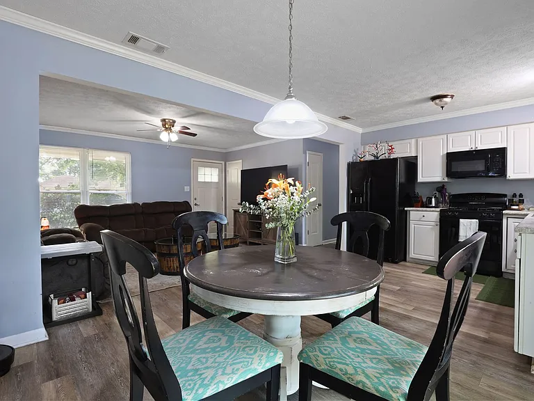 226 Larchmont Dr — Photo 20