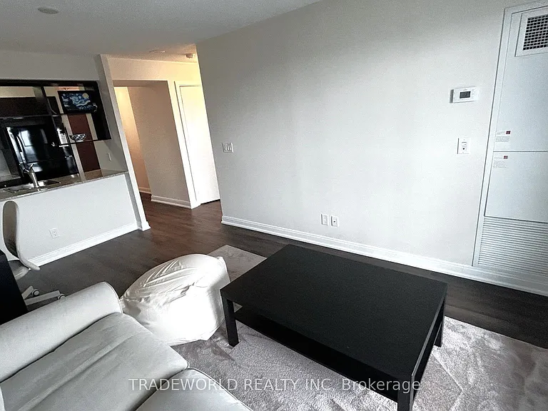 181 Village Green Sq #2911 — Photo 8