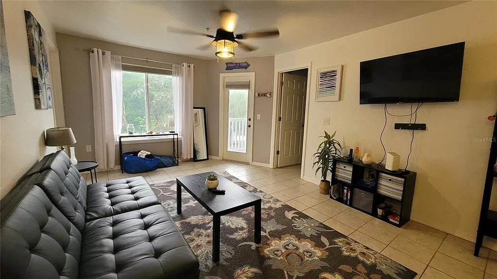 4 bed, 4.0 bath, 1177 sqft, $2,000 — Photo 2