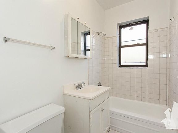 5th image of 3720 N Pine Grove Ave #1828