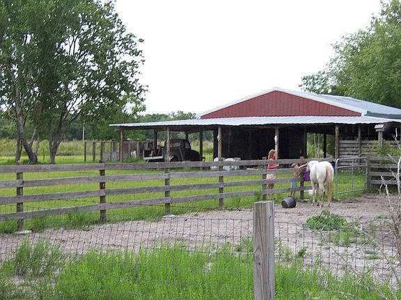 5 Stall Horse barn, fenced Horse Pasture, with gate.
