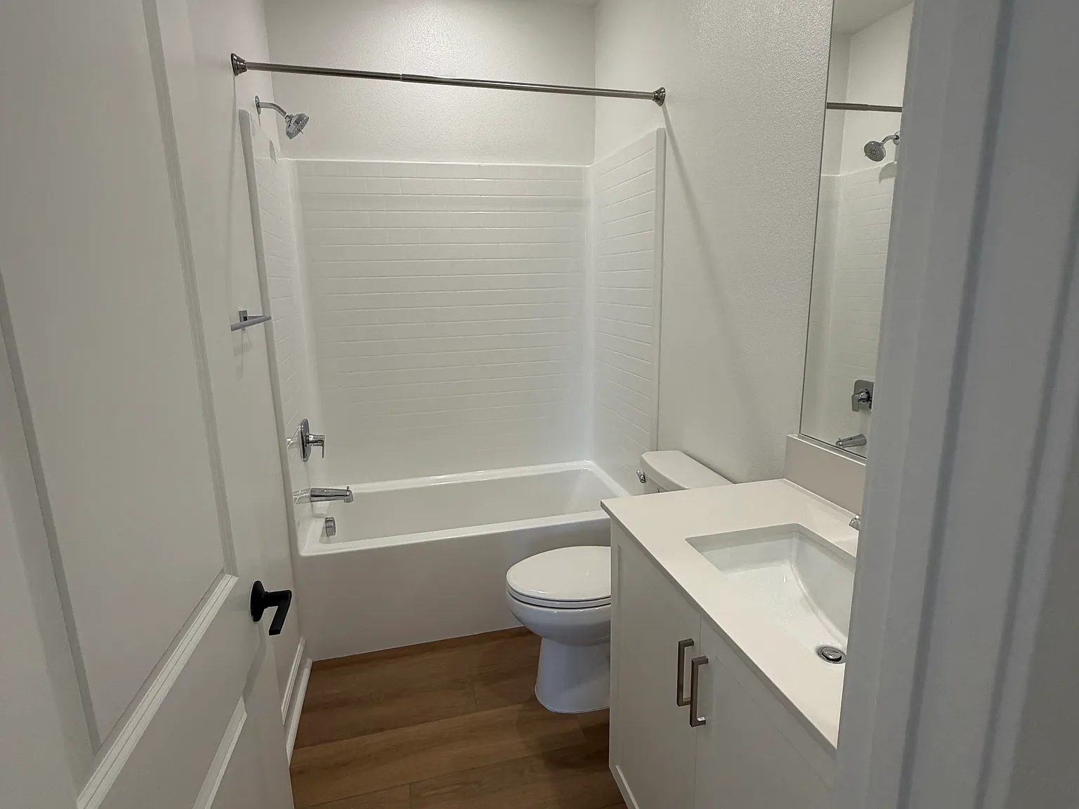 3 bed, 2.5 bath, 1408 sqft, $3,850 — Photo 4