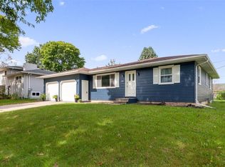 1332 Cress Pkwy, Hiawatha, IA 52233