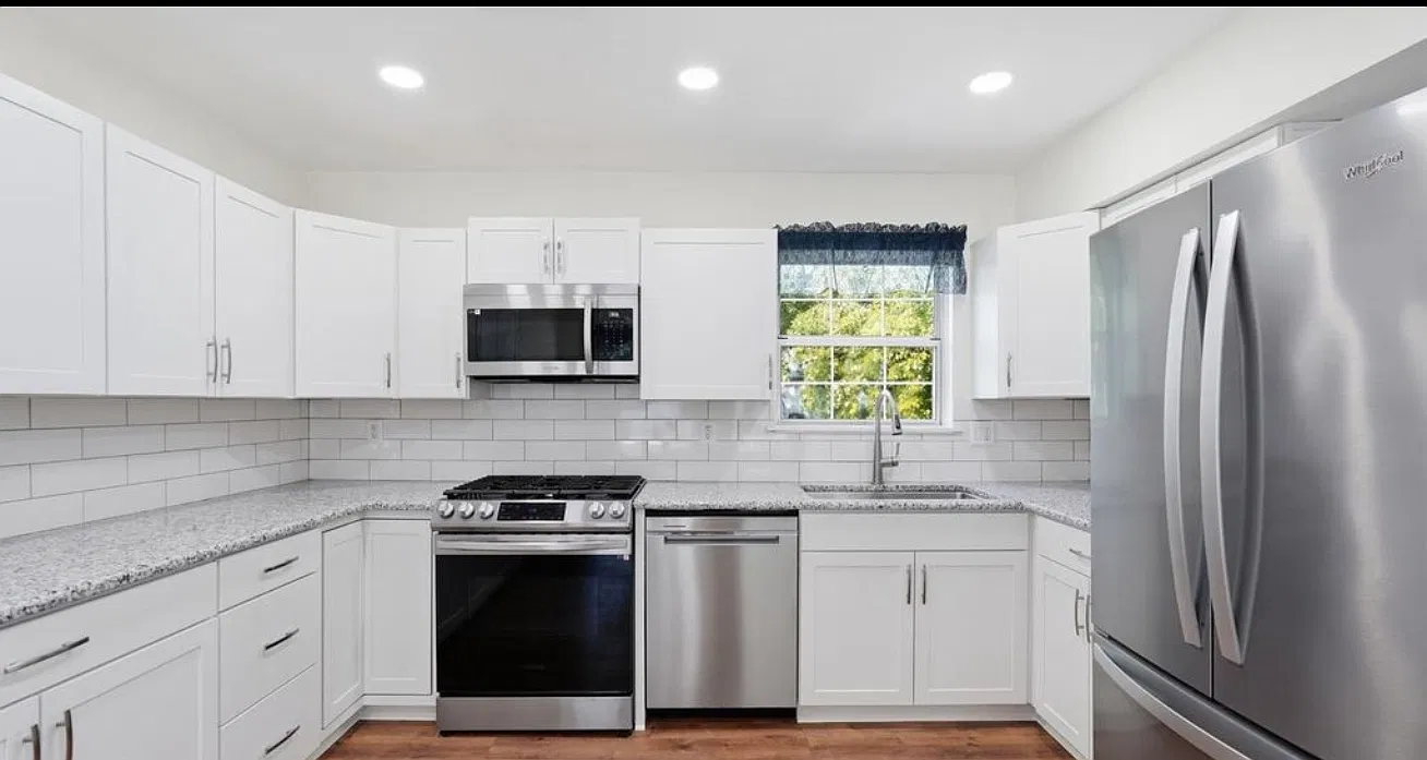 5633 Roundtree Dr — Photo 2