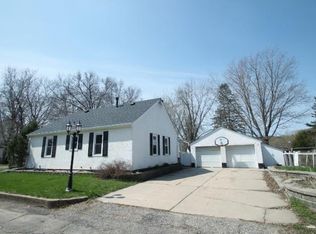 400 3rd St W, Chaska, MN 55318