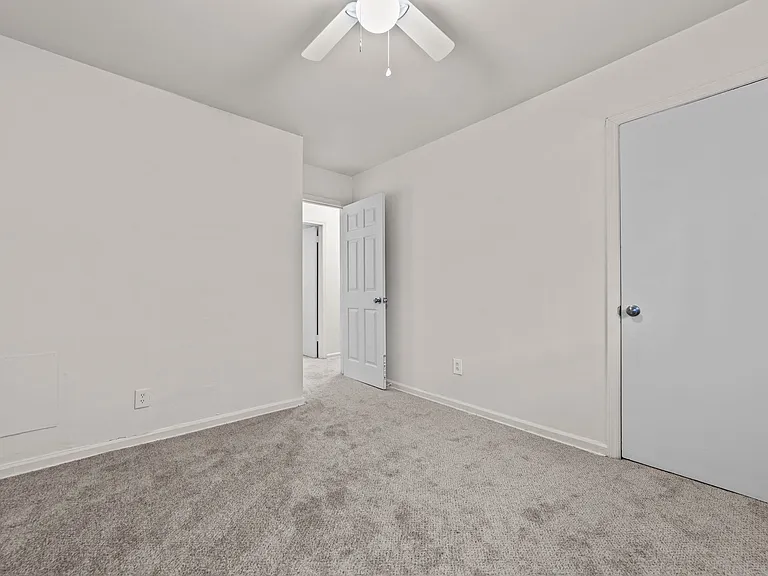 2 Bed, 1 Bath Townhome - Renovated