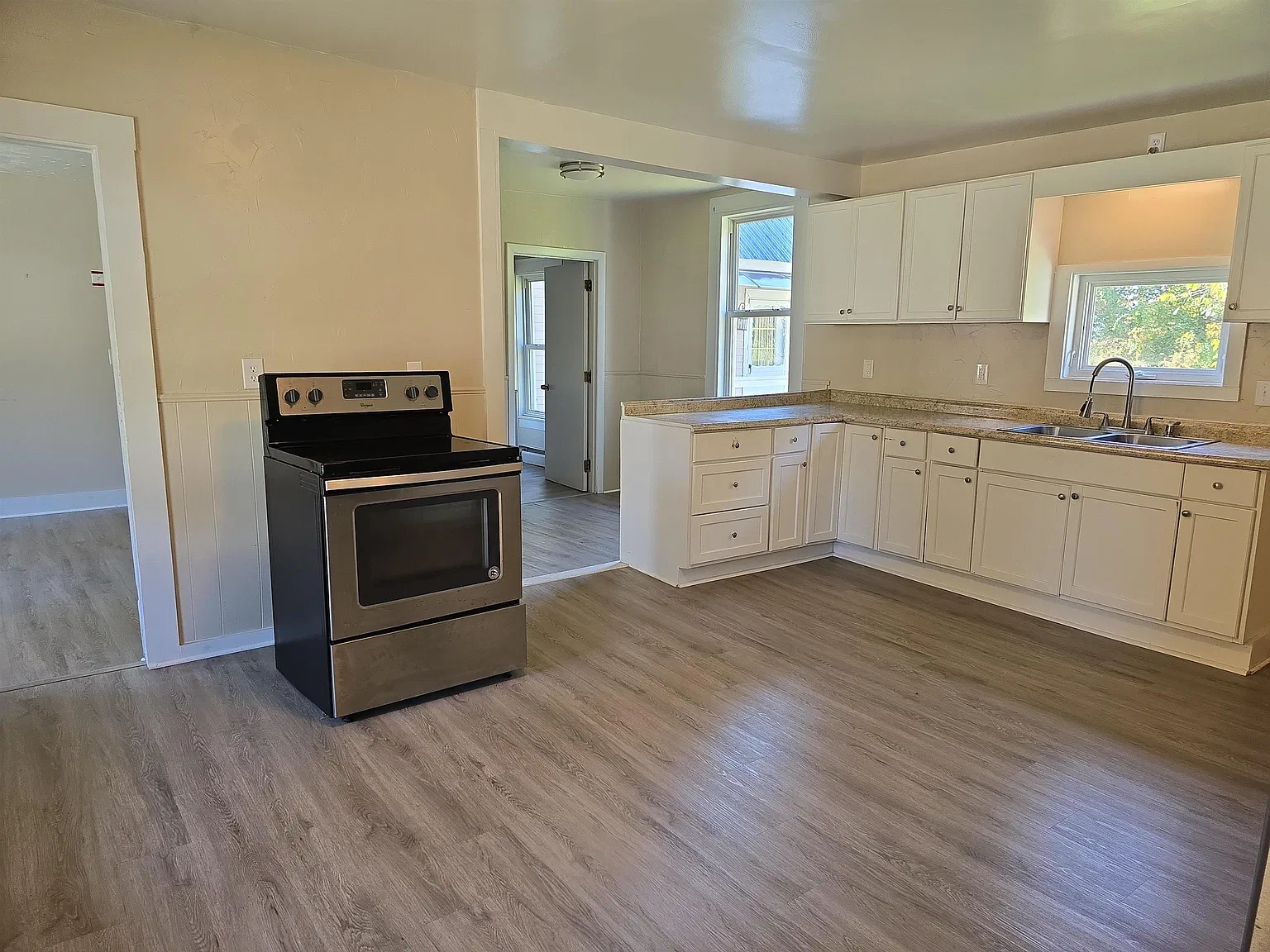 3 bed, 1.0 bath, 1550 sqft, $1,900 — Photo 4
