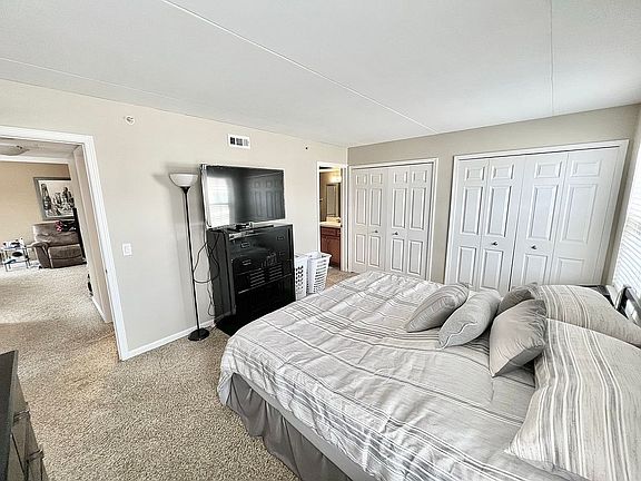 5th image of 17318 Oak Park Ave APT 2NE
