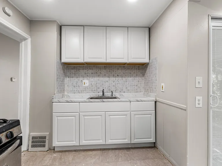 25477 Hopkins St — Photo 12