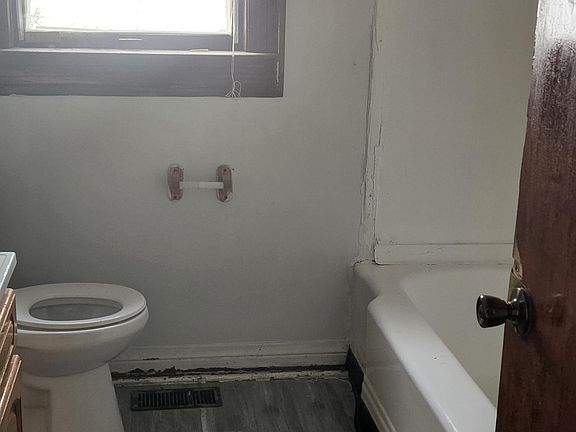 3rd image of 122 N 46th St