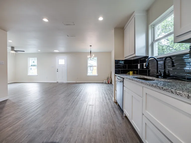 4220 Hamilton Ave — Photo 7