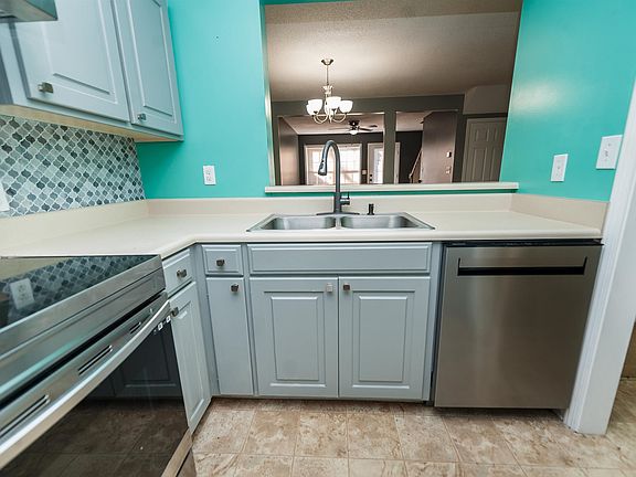 4th image of 12 Village West Ct