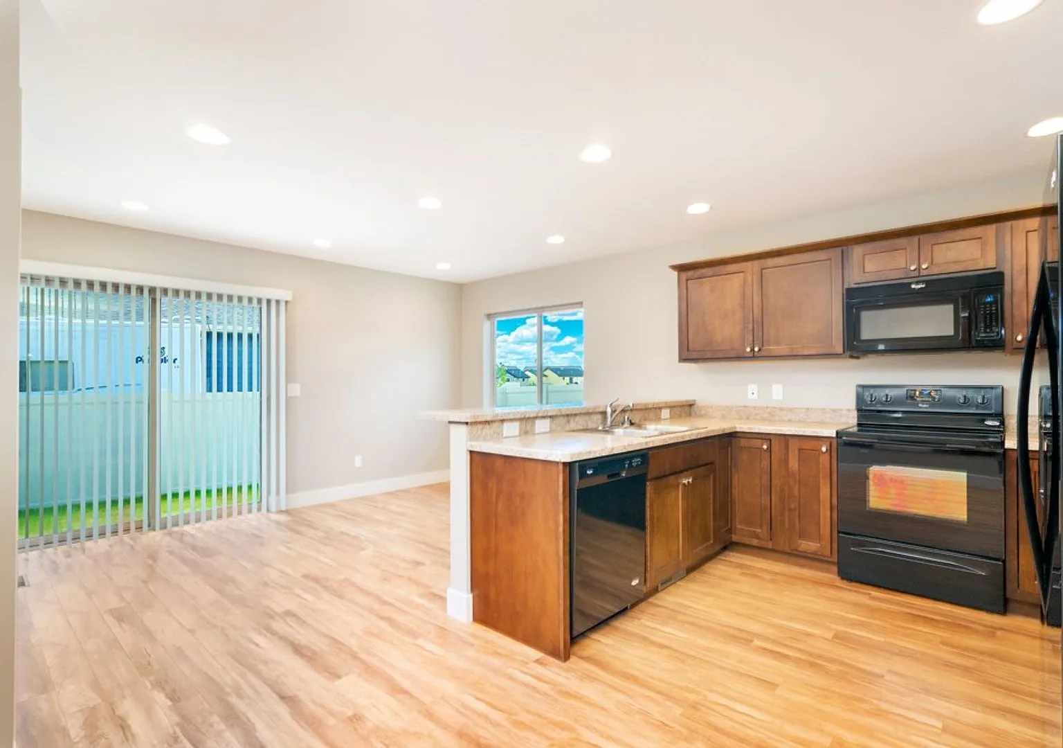 4 Bedroom Townhome in River Pointe Subdivison — Photo 4