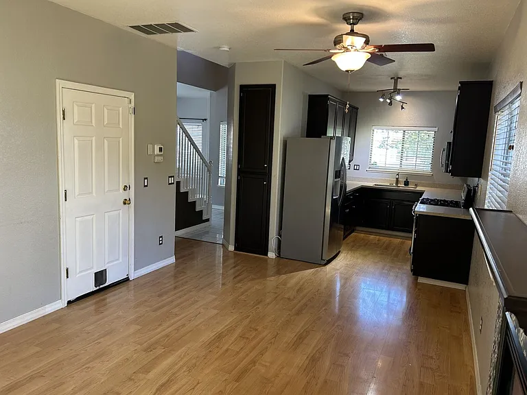 1911 Alpine Ct — Photo 8