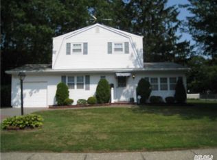 85 Peach St, Brentwood, NY 11717
