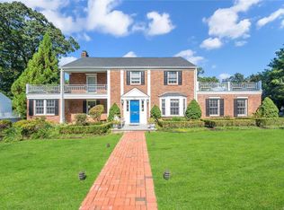 22 Pond Park Rd, Great Neck, NY 11023