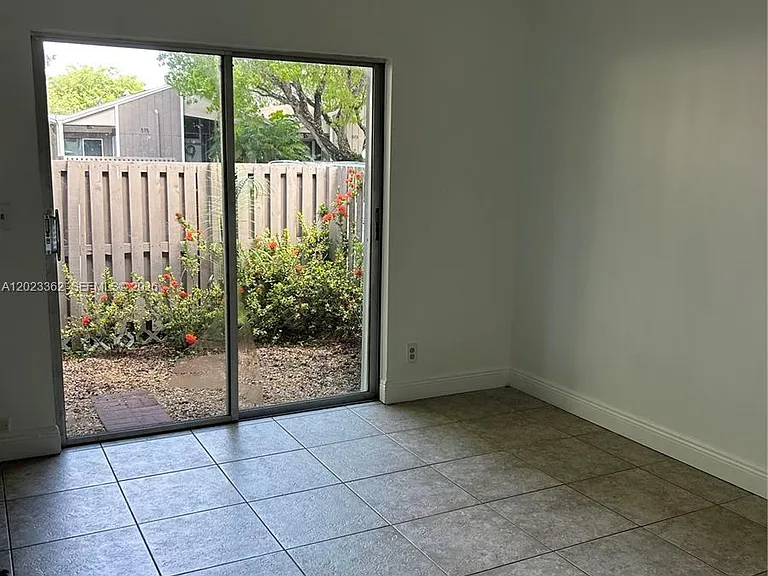 578 Woodgate Cir #E — Photo 13