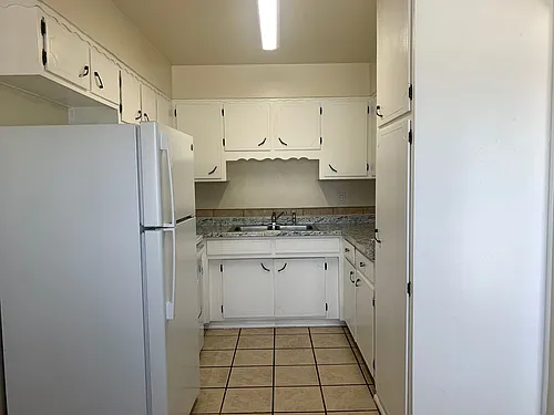 One Bedroom Units with Walk-in Closet Photo 1