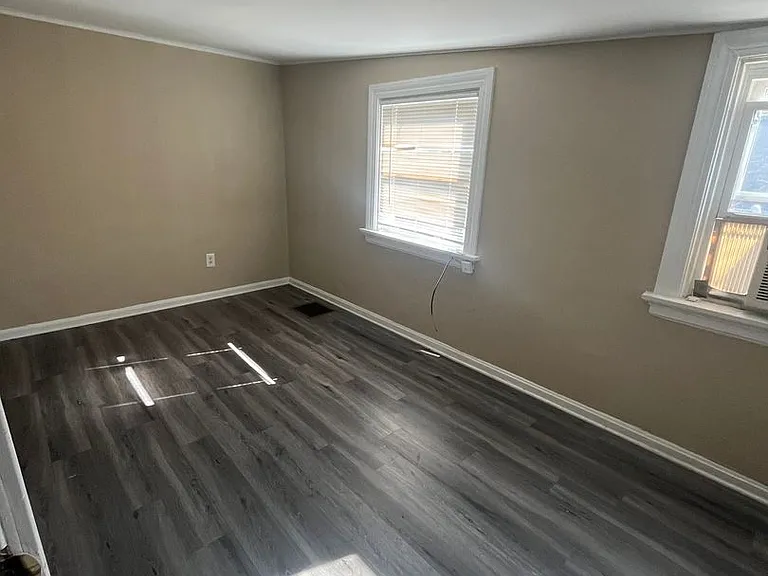 235 Emming St — Photo 20