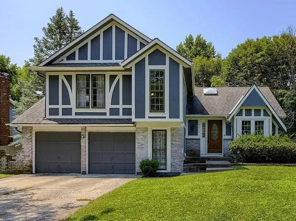 8216 NW Delta Dr, Kansas City, MO 64151
