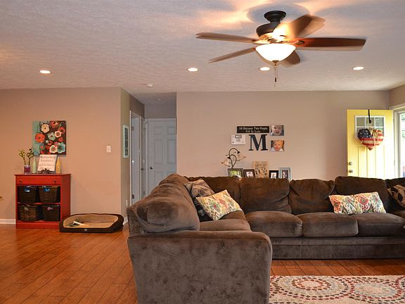 3rd image of 450 River Oaks Dr