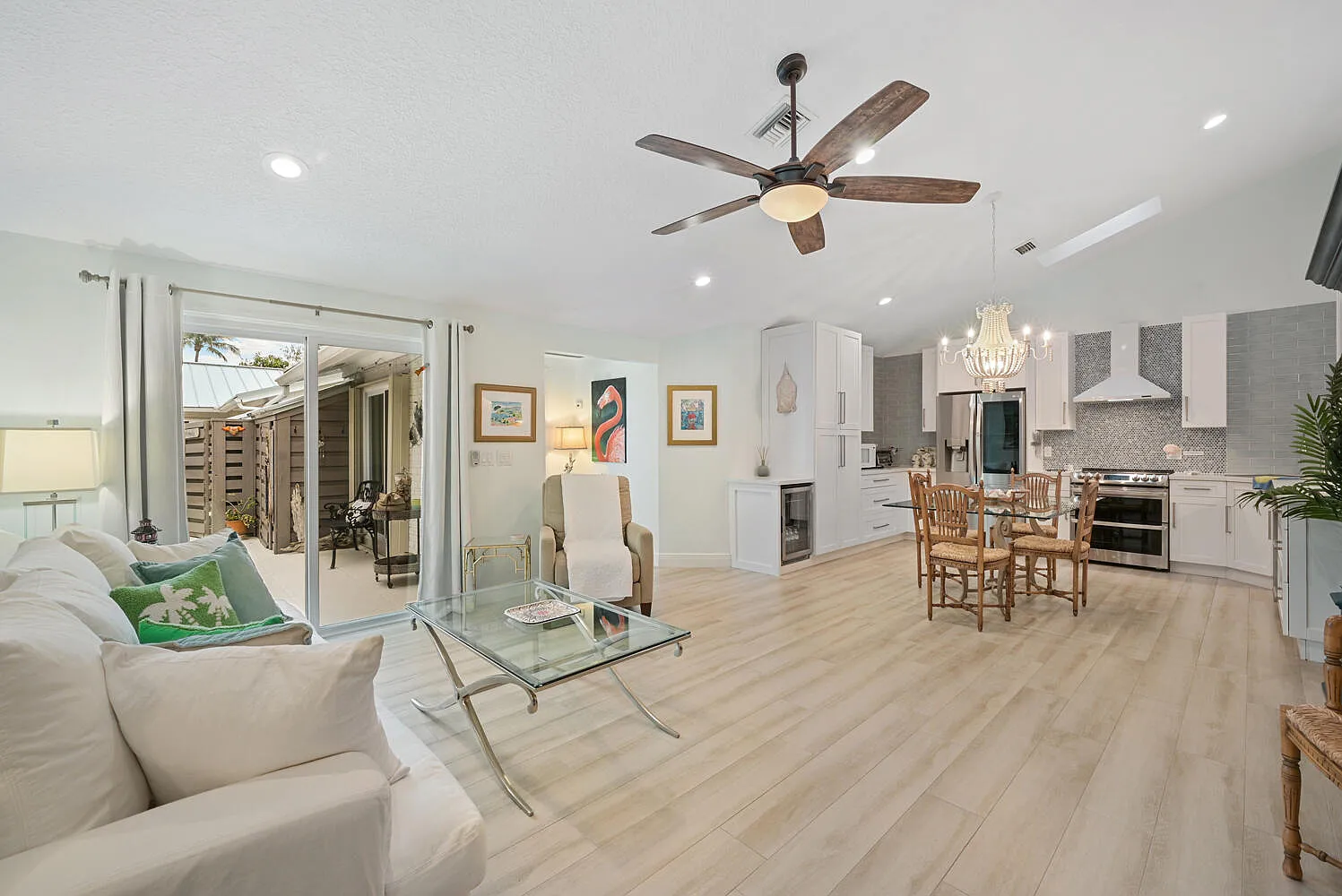 2 bed, 2.0 bath, 1100 sqft, $7,700 — Photo 4
