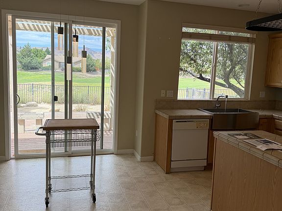 3rd image of 932 Lakeview Dr