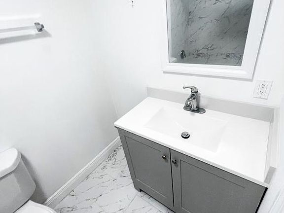 5th image of 407 Saint Clair St N