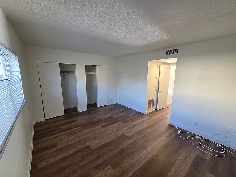 236 SE 9th Ave — Photo 6