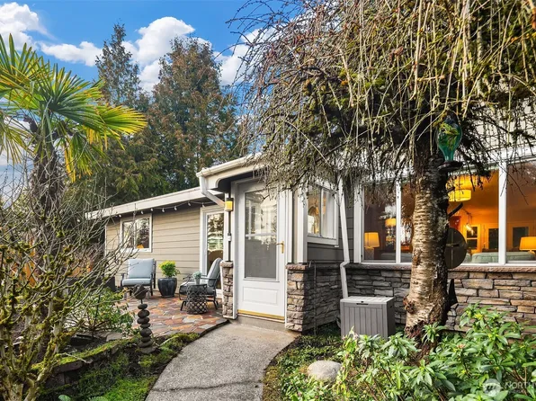 16042 Lake Hills Boulevard, Bellevue, WA 98008